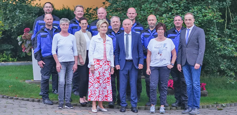 Das Team der W. Wienkemeier GmbH vor dem Betriebsgebäude